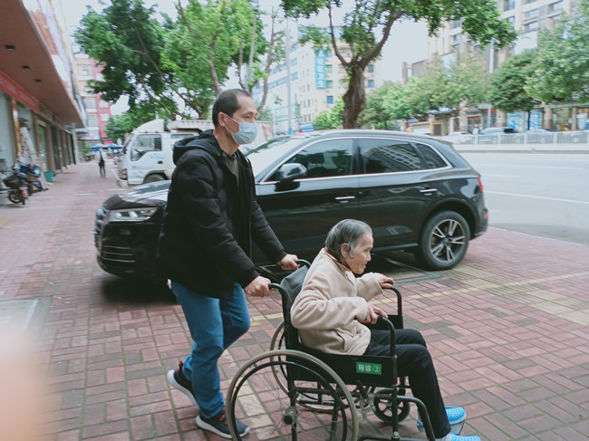 紫荷社区工作人员专车接送82岁老人到疫苗点接种_副本.jpg