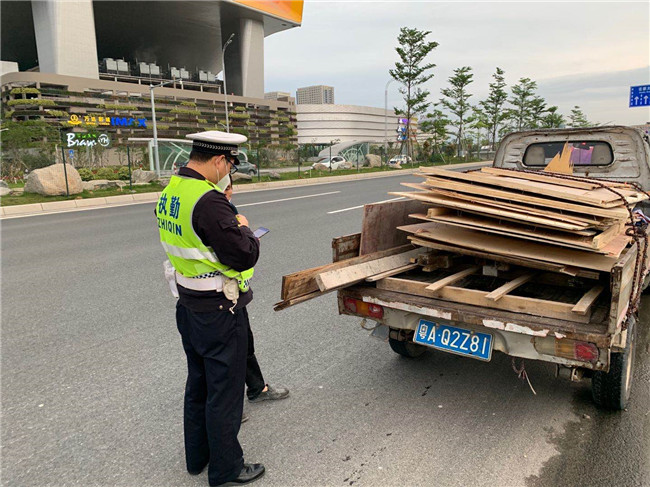 花城街联合交警对融创文旅城周边汽车乱停放进行集中整治.jpg