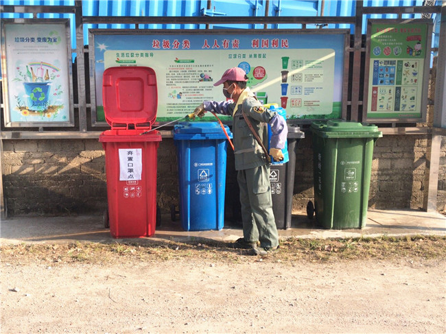 每日对垃圾桶消毒消杀.jpg