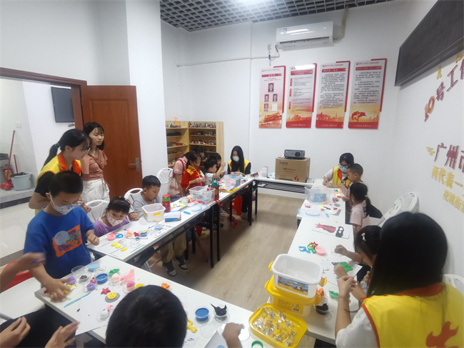 孩子们在创造黏土作品.jpg