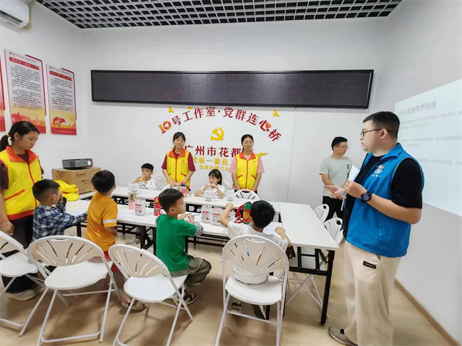 社工在为孩子们讲解本次活动的内容.jpg