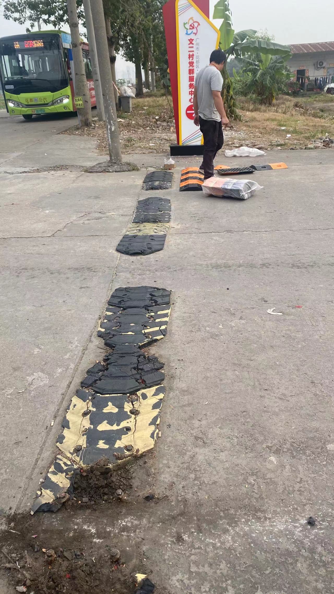 公交车站旁安装前.jpg