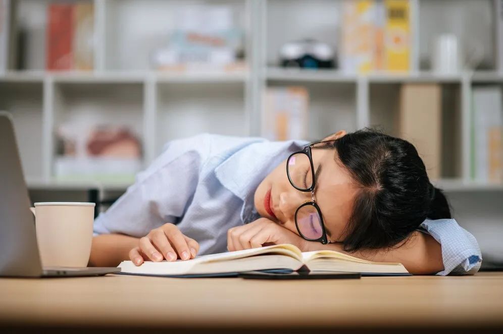 2ed8104433dbd671f0ca1132f739f1f5_young-asian-tired-woman-eyeglasses-sleeping-desk-with-laptop-textbook-home_1150-48601.jpg