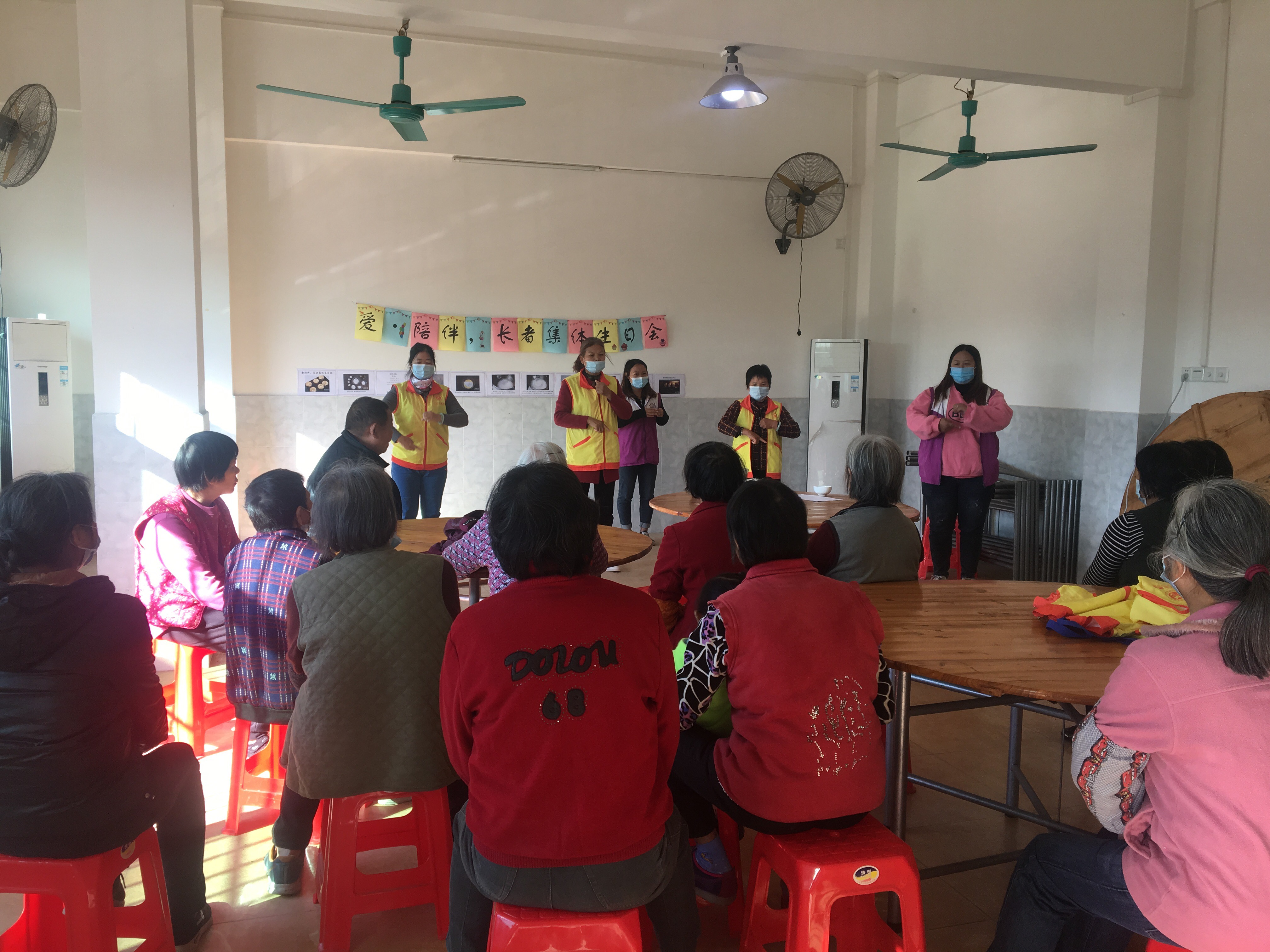 社工和志愿者表演《听我说，谢谢你》.JPG