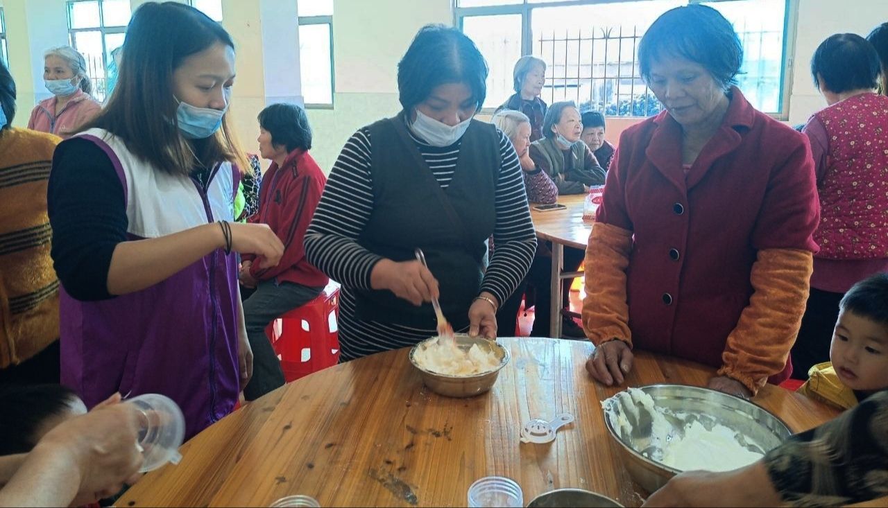长者们一起制作蛋糕 (1).jpg