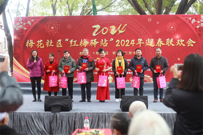 评选出7名“红梅驿站”身边榜样优秀人物.jpg