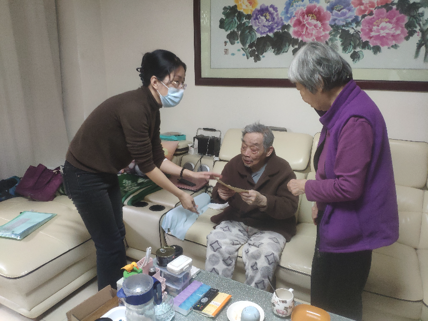 2.4慰问退休党员.jpg