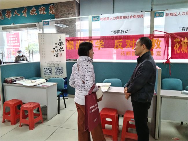 反邪志愿者向群众阐述邪教的危害性.jpg