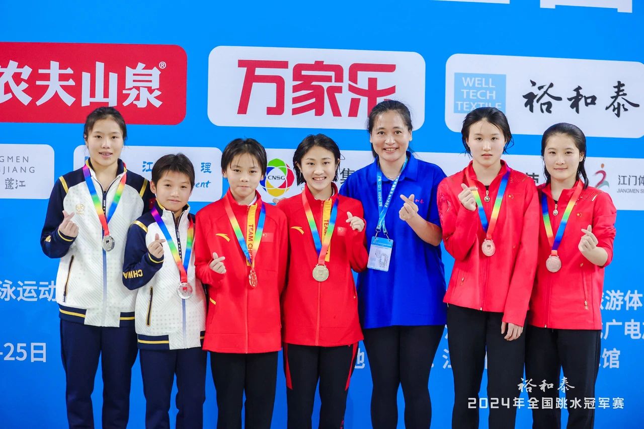 谢佩玲（右四）、许楠（右二）女子双人10米跳台冠军、季军.jpg